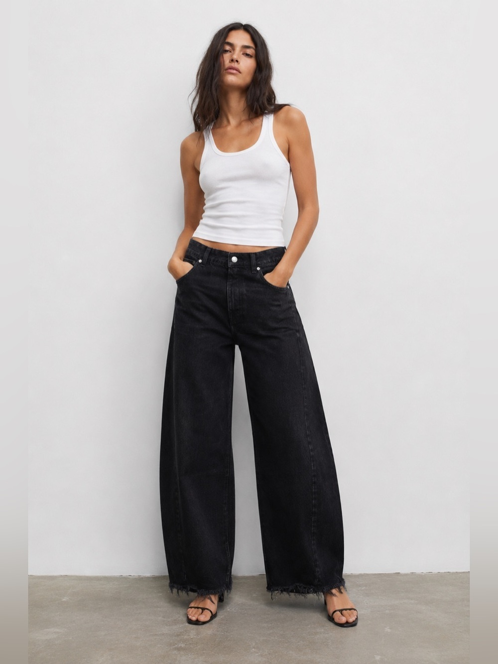 Zara High Rise Barrel Leg Jeans Black Wide Leg Frayed Hem Denim Size 0